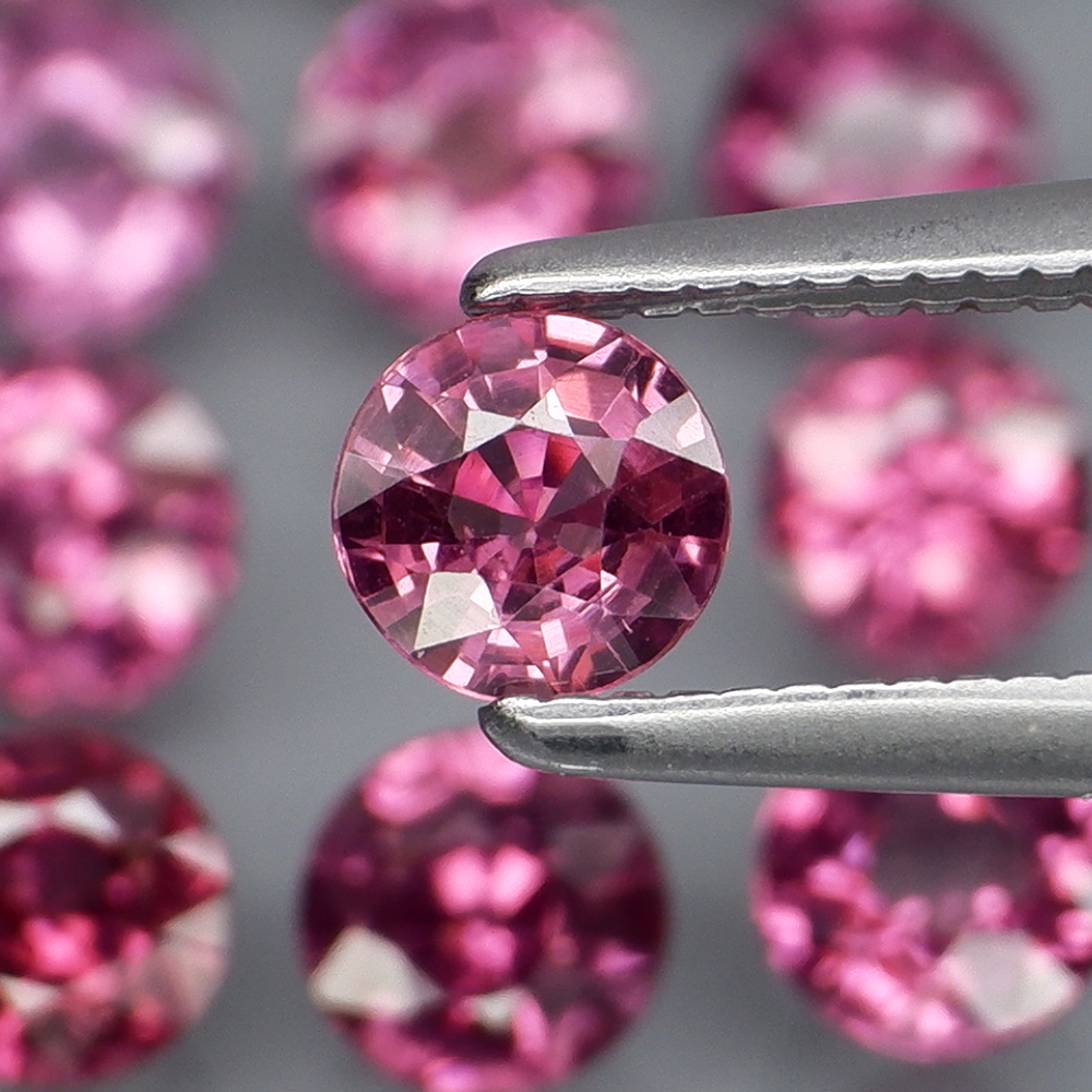 Natuurlijk Rhodoliet Rond Kleur Paars roze 0,41 ct. · 100790-Rhodoliet-Rond-Paars-roze-0,41-ct-VS2-Afrika.jpg